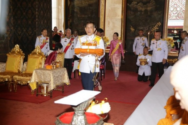 ในหลวง-พระราชินี ถวายผ้าพระกฐิน ณ วัดบวรนิเวศวิหาร