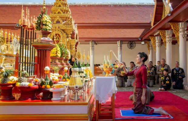  เจ้าคุณพระสินีนาฏ เขียนข้อความที่ระลึก สักการะพระธาตุช่อแฮ