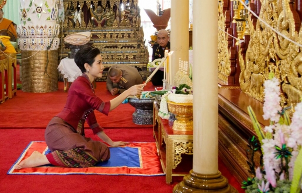  เจ้าคุณพระสินีนาฏ เขียนข้อความที่ระลึก สักการะพระธาตุช่อแฮ