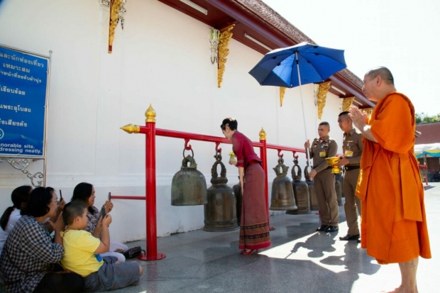  เจ้าคุณพระสินีนาฏ เขียนข้อความที่ระลึก สักการะพระธาตุช่อแฮ