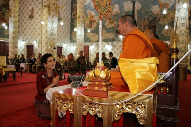  เจ้าคุณพระสินีนาฏ เขียนข้อความที่ระลึก สักการะพระธาตุช่อแฮ