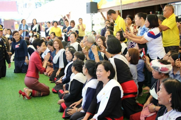  เจ้าคุณพระสินีนาฏ เขียนข้อความที่ระลึก สักการะพระธาตุช่อแฮ