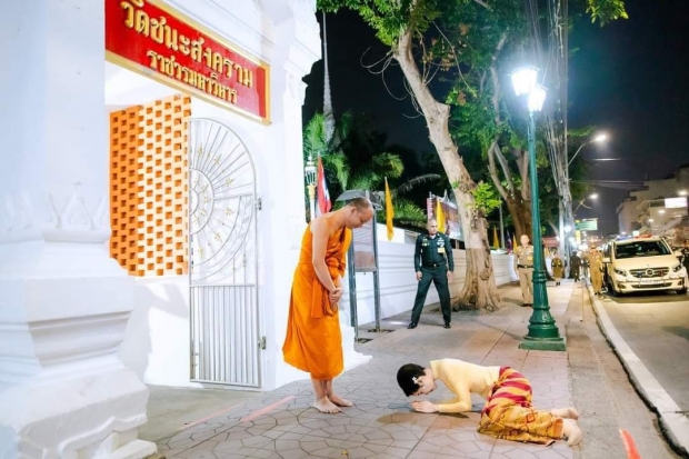 เจ้าคุณพระสินีนาฏ ถวายผ้าไตร วัดชนะสงคราม ร่วมถ่ายรูปกับปชช.อย่างเป็นกันเอง