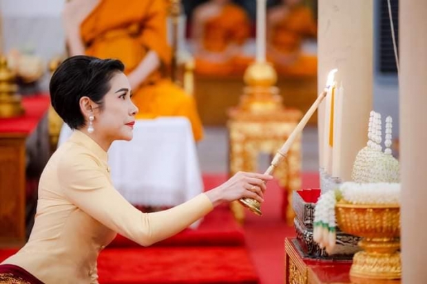 เจ้าคุณพระสินีนาฏ ถวายผ้าไตร วัดชนะสงคราม ร่วมถ่ายรูปกับปชช.อย่างเป็นกันเอง