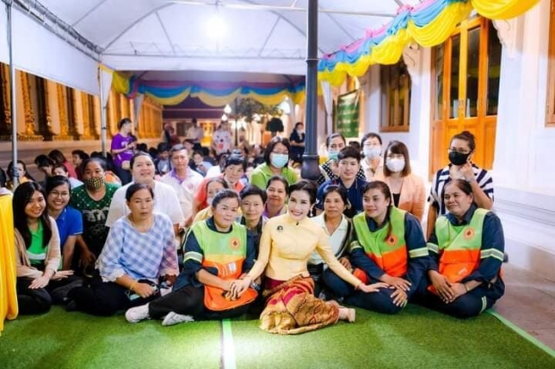 เจ้าคุณพระสินีนาฏ ถวายผ้าไตร วัดชนะสงคราม ร่วมถ่ายรูปกับปชช.อย่างเป็นกันเอง