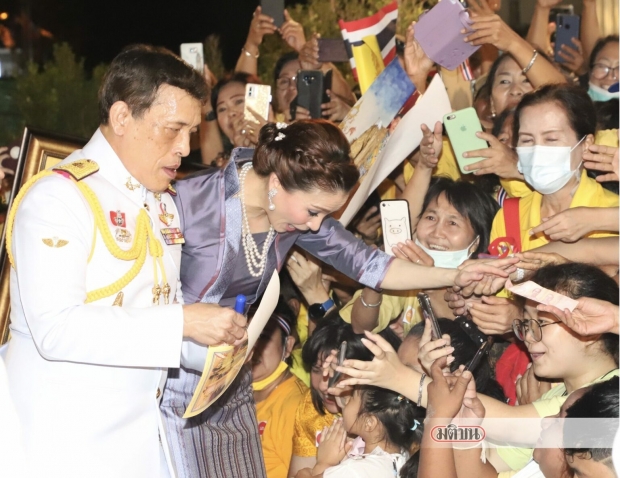  ในหลวง-พระราชินี เสด็จฯเยี่ยมราษฎร ทรงพระอักษร ‘น้ำใจ-จิตใจชาวไทยเป็นเลิศ’