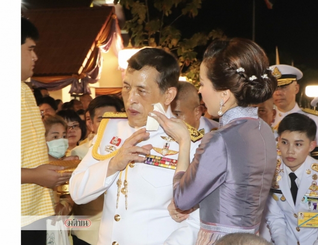  ในหลวง-พระราชินี เสด็จฯเยี่ยมราษฎร ทรงพระอักษร ‘น้ำใจ-จิตใจชาวไทยเป็นเลิศ’