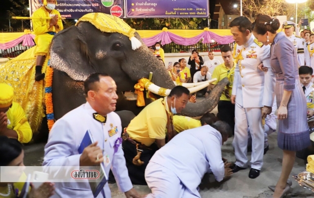  ในหลวง-พระราชินี เสด็จฯเยี่ยมราษฎร ทรงพระอักษร ‘น้ำใจ-จิตใจชาวไทยเป็นเลิศ’