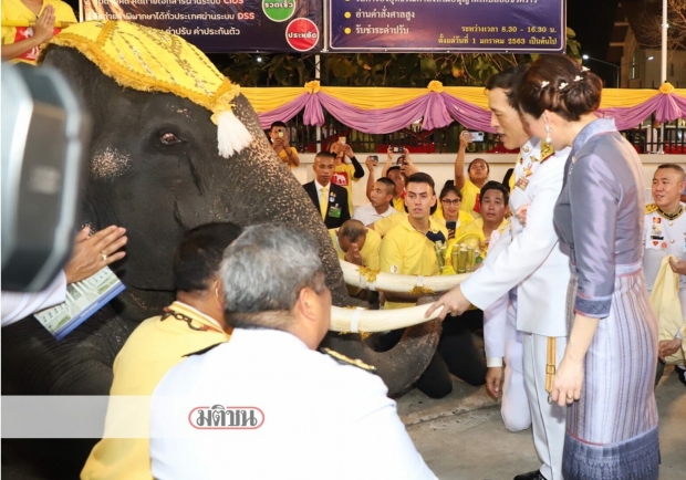  ในหลวง-พระราชินี เสด็จฯเยี่ยมราษฎร ทรงพระอักษร ‘น้ำใจ-จิตใจชาวไทยเป็นเลิศ’