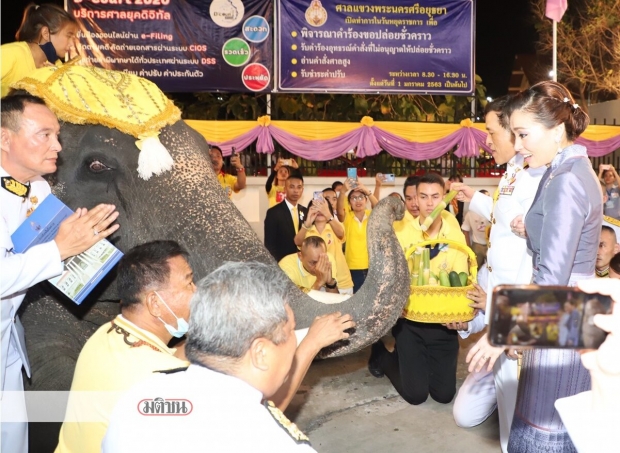  ในหลวง-พระราชินี เสด็จฯเยี่ยมราษฎร ทรงพระอักษร ‘น้ำใจ-จิตใจชาวไทยเป็นเลิศ’