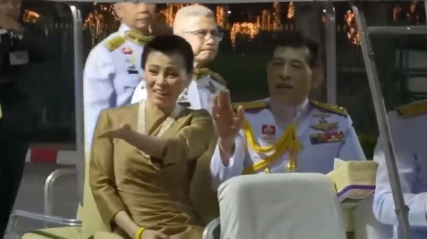 พระราชินี ทรงบีบเจลล้างมือ พระราชทานประชาชน