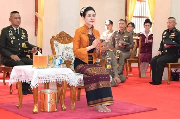 คลิปเจ้าคุณพระสินีนาฏ พูดคุยกับ ปชช เป็นกันเอง -ป้าปลื้มใจน้ำตาไหล