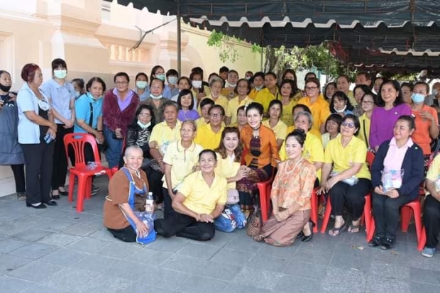 คลิปเจ้าคุณพระสินีนาฏ พูดคุยกับ ปชช เป็นกันเอง -ป้าปลื้มใจน้ำตาไหล