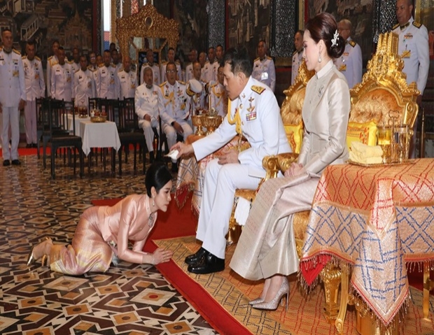 ในหลวง พระราชทานน้ำพระมหาสังข์เพชรน้อย เจ้าคุณพระสินีนาฏ