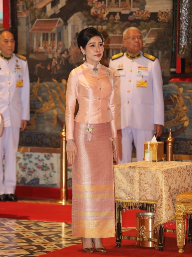 ในหลวง พระราชทานน้ำพระมหาสังข์เพชรน้อย เจ้าคุณพระสินีนาฏ