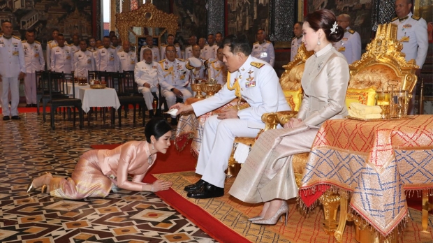 ในหลวง พระราชทานน้ำพระมหาสังข์เพชรน้อย เจ้าคุณพระสินีนาฏ