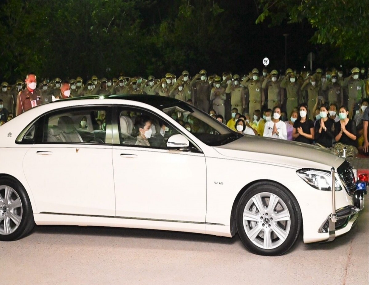 พระราชินีทรงขับรถยนต์พระที่นั่งถวายในหลวง เสด็จฯเยี่ยมครอบครัวผู้เสียชีวิต