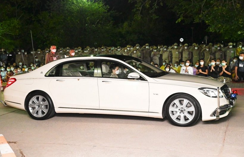 พระราชินีทรงขับรถยนต์พระที่นั่งถวายในหลวง เสด็จฯเยี่ยมครอบครัวผู้เสียชีวิต