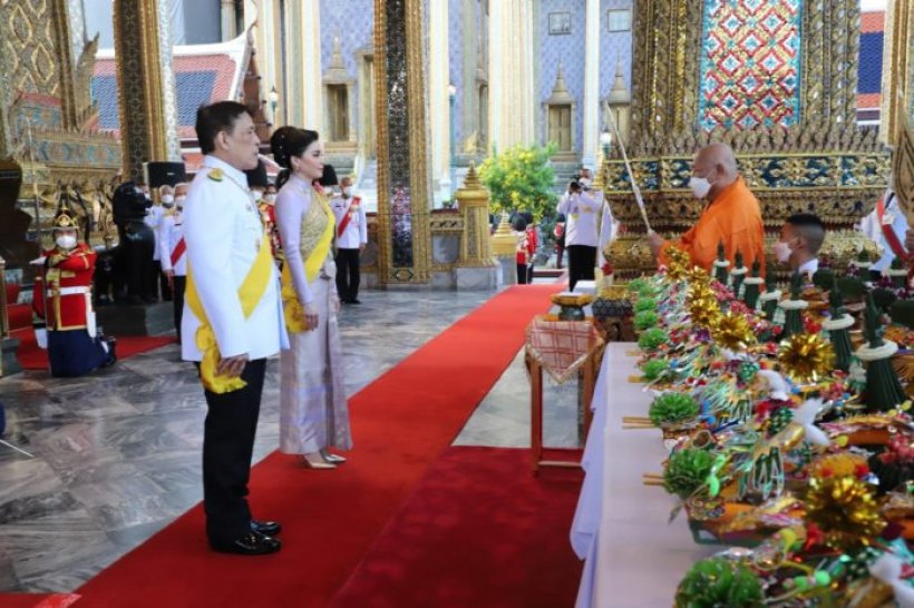 ในหลวง พระราชินี ทรงบำเพ็ญพระราชกุศลวันวิสาขบูชา - เฉลิมพระชนมพรรษา