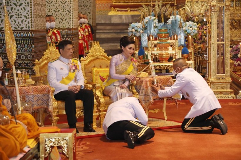 ในหลวง พระราชินี ทรงบำเพ็ญพระราชกุศลวันวิสาขบูชา - เฉลิมพระชนมพรรษา