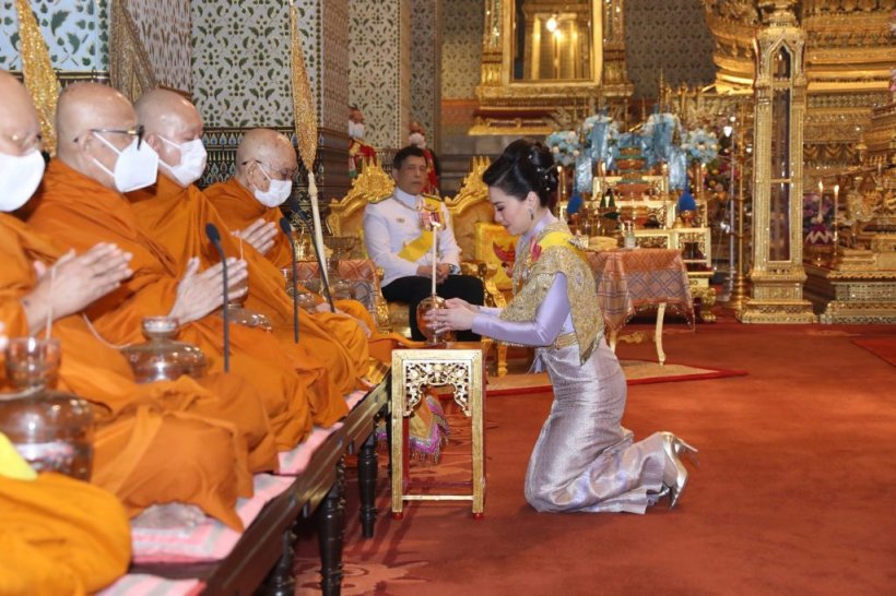 ในหลวง พระราชินี ทรงบำเพ็ญพระราชกุศลวันวิสาขบูชา - เฉลิมพระชนมพรรษา