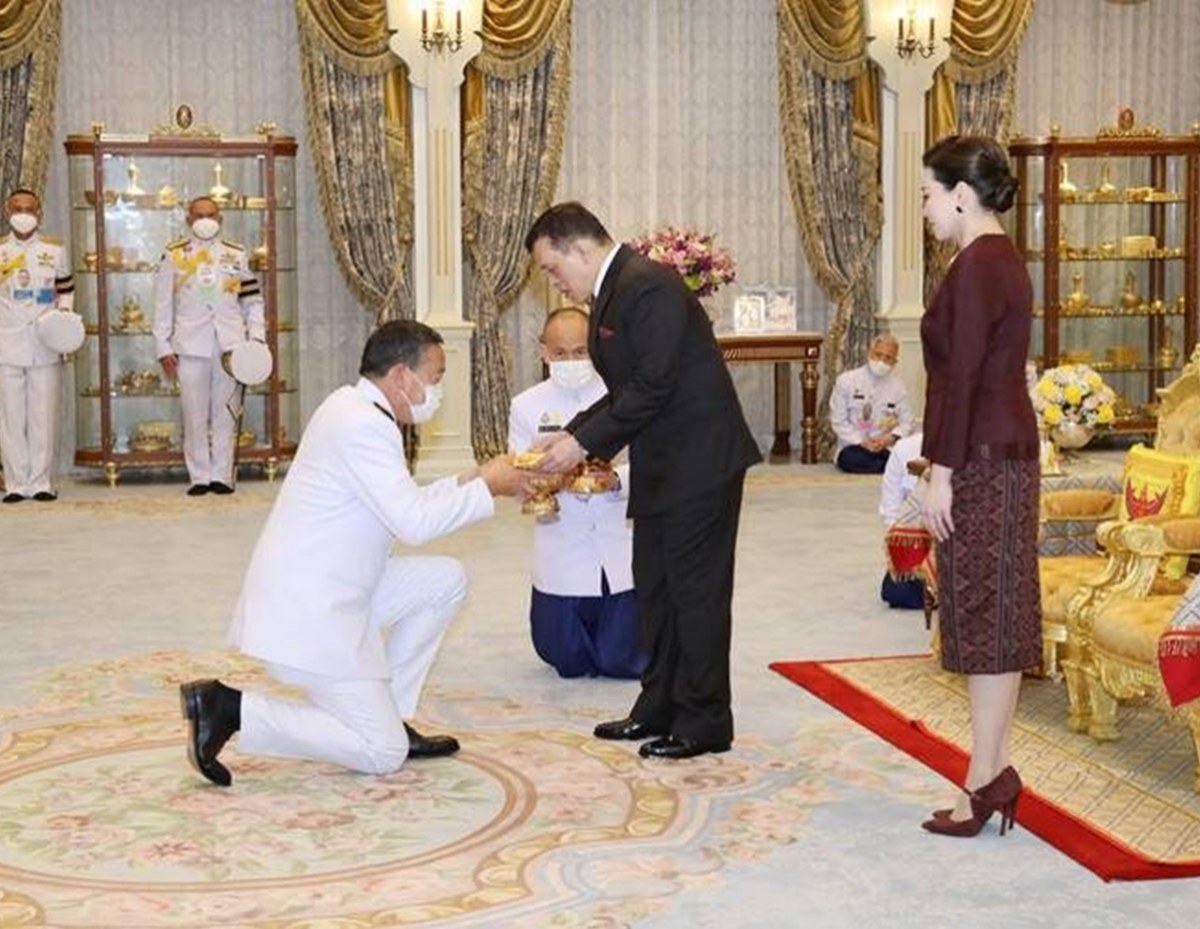 ในหลวง-พระราชินี พระราชทานพระบรมราชวโรกาสให้ นายกฯ เฝ้าฯ