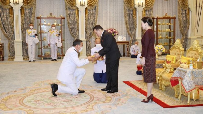 ในหลวง-พระราชินี พระราชทานพระบรมราชวโรกาสให้ นายกฯ เฝ้าฯ