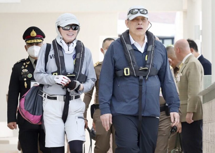 ในหลวง ทอดพระเนตรพระราชินีทรงแข่งขันเรือใบข้ามอ่าว