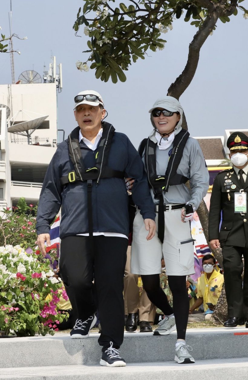 ในหลวง ทอดพระเนตรพระราชินีทรงแข่งขันเรือใบข้ามอ่าว