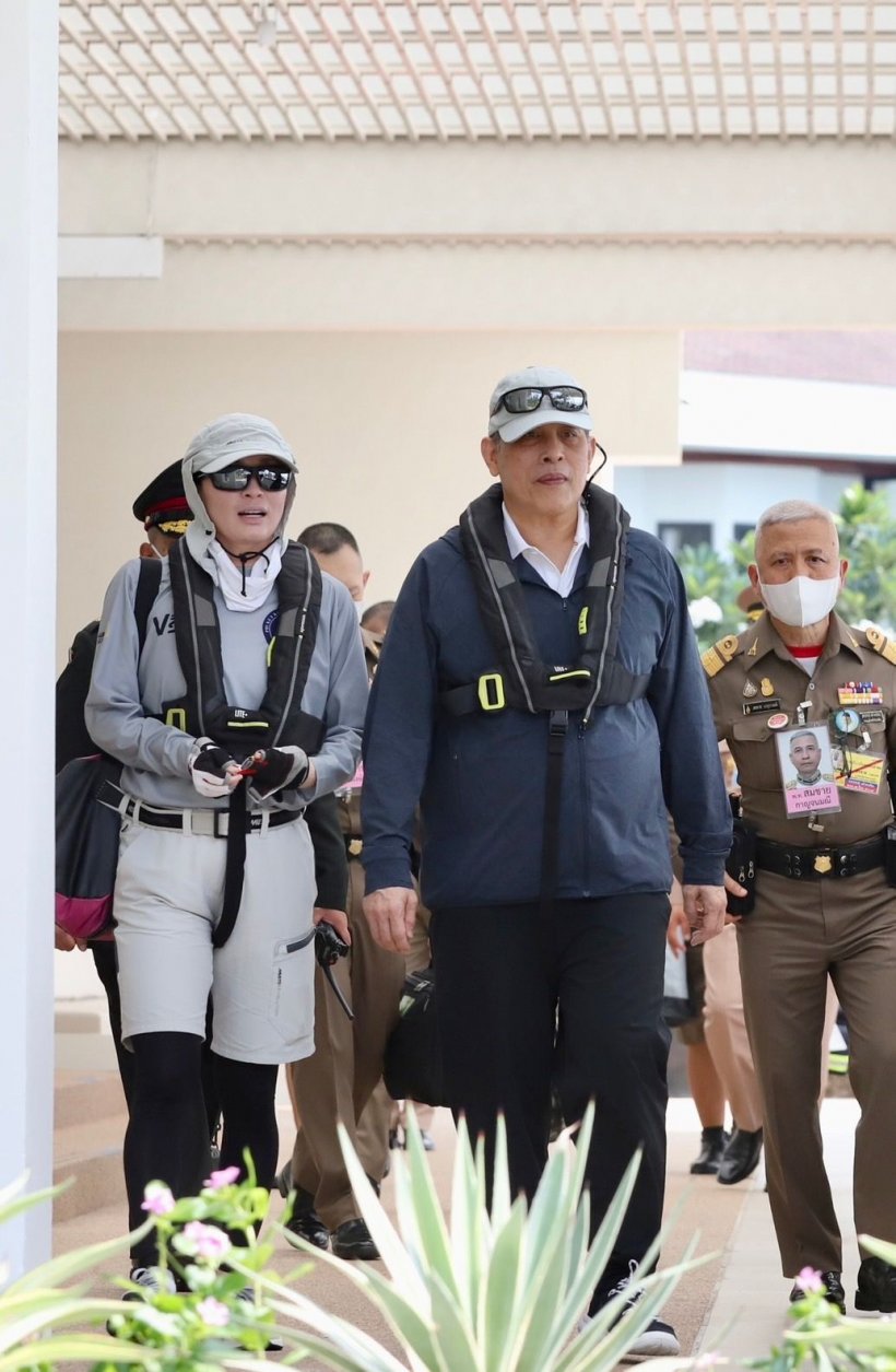 ในหลวง ทอดพระเนตรพระราชินีทรงแข่งขันเรือใบข้ามอ่าว