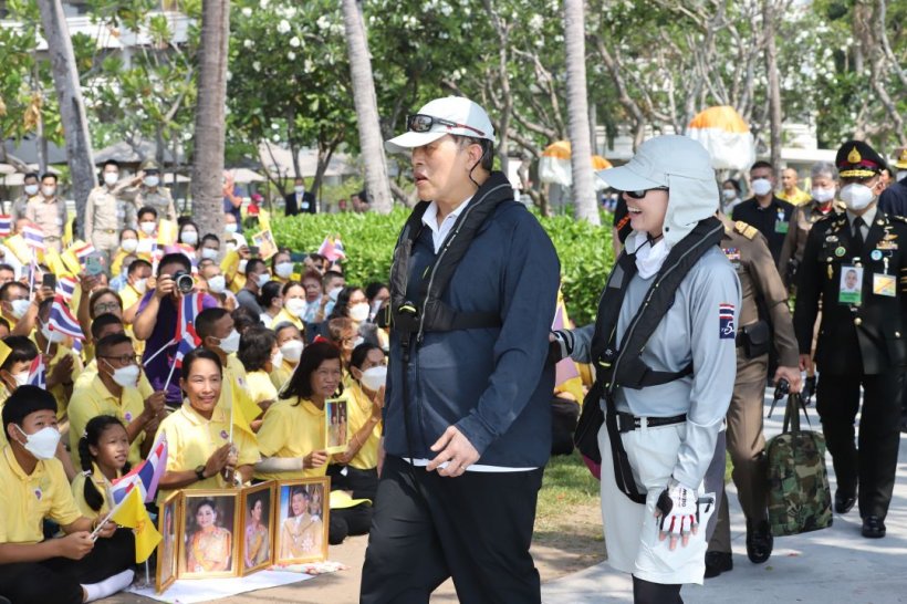 ในหลวง ทอดพระเนตรพระราชินีทรงแข่งขันเรือใบข้ามอ่าว