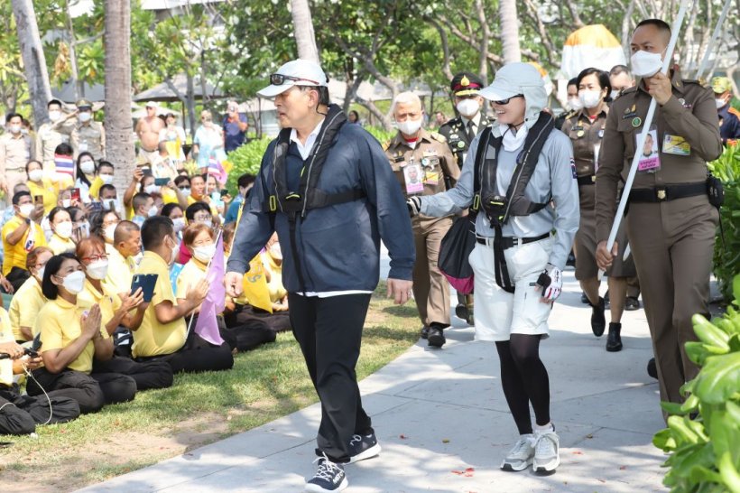 ในหลวง ทอดพระเนตรพระราชินีทรงแข่งขันเรือใบข้ามอ่าว