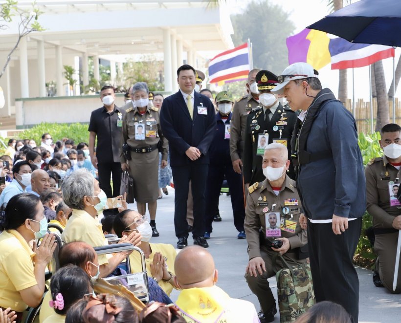 ในหลวง ทอดพระเนตรพระราชินีทรงแข่งขันเรือใบข้ามอ่าว