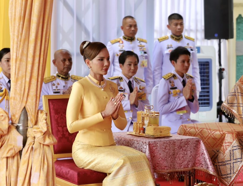 ในหลวง โปรดเกล้าฯ พล.ต.หญิง คุณหญิงปภัสสร ผู้แทนพระองค์ยกช่อฟ้า