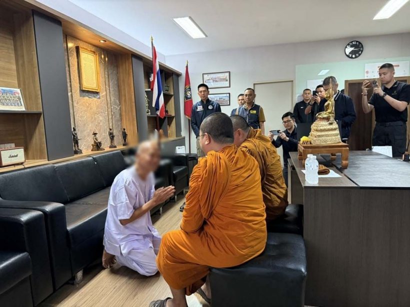 เปิดภาพ หลวงพ่ออลงกต กล่าวคำลาสิกขาต่อหน้าพระพุทธรูป-พระสงฆ์