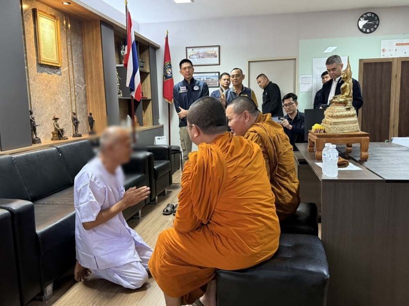 เปิดภาพ หลวงพ่ออลงกต กล่าวคำลาสิกขาต่อหน้าพระพุทธรูป-พระสงฆ์