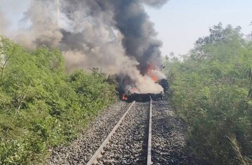 เปิดภาพนาที เครนถล่มทับรถไฟ ล่าสุดยอดผู้เสียชีวิตพุ่ง!!