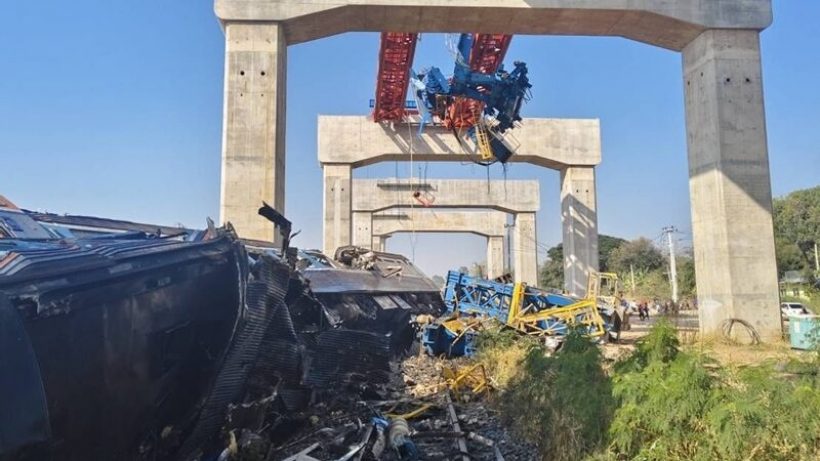 เปิดภาพนาที เครนถล่มทับรถไฟ ล่าสุดยอดผู้เสียชีวิตพุ่ง!!