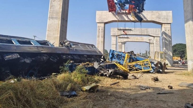 เปิดภาพนาที เครนถล่มทับรถไฟ ล่าสุดยอดผู้เสียชีวิตพุ่ง!!