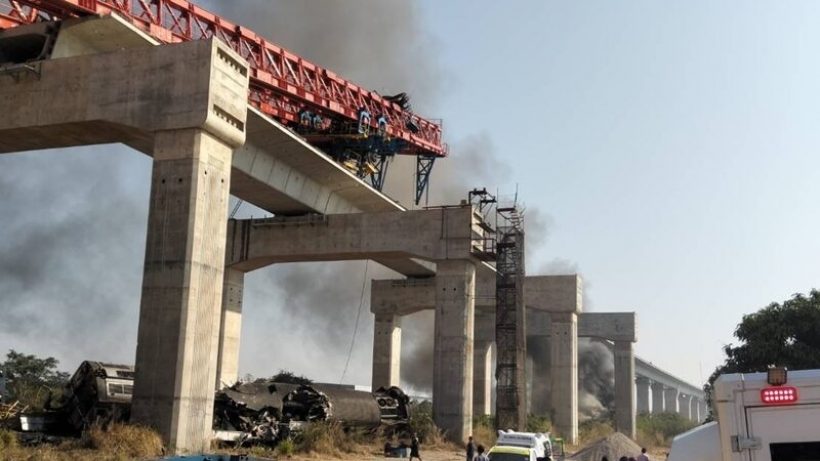 เปิดภาพนาที เครนถล่มทับรถไฟ ล่าสุดยอดผู้เสียชีวิตพุ่ง!!