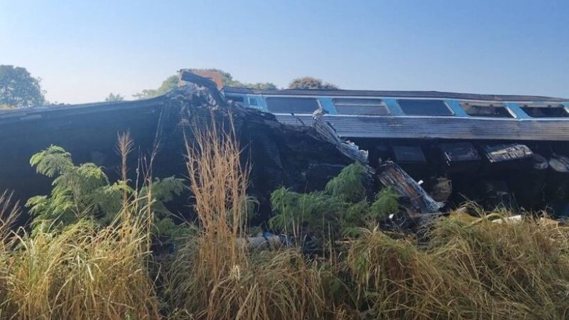 เปิดภาพนาที เครนถล่มทับรถไฟ ล่าสุดยอดผู้เสียชีวิตพุ่ง!!