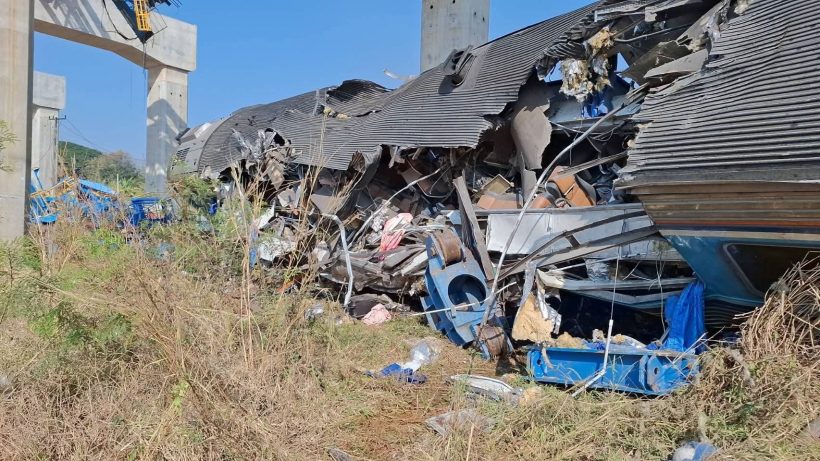 เปิดภาพนาที เครนถล่มทับรถไฟ ล่าสุดยอดผู้เสียชีวิตพุ่ง!!