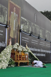 ด้วยสำนึกในพระมหากรุณาธิคุณ ข้าราชการ ราชบุรี จึงร่วมใจกันทำสิ่งนี้....