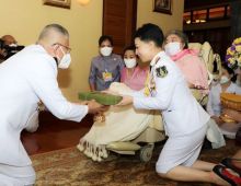 ในหลวง-พระราชินี พระราชทานดอกไม้-ของขวัญแก่กรมหมื่นสุทธนารีนาถ