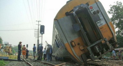 ระทึกรถไฟตกรางหน้าสถานีปากน้ำโพ