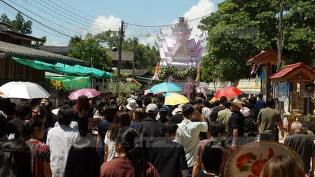 ชาวบ้านร่วมอาลัยงานศพน้องหญิง พริตตี้สาวผ่าตัดเหลาคางแล้วแพ้ยาสลบเสียชีวิต 