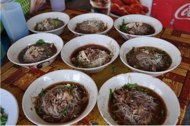 แห่กินแน่นร้าน!! ก๋วยเตี๋ยว 6 บาท อร่อย-ราคาถูก ขายวันละพันชาม