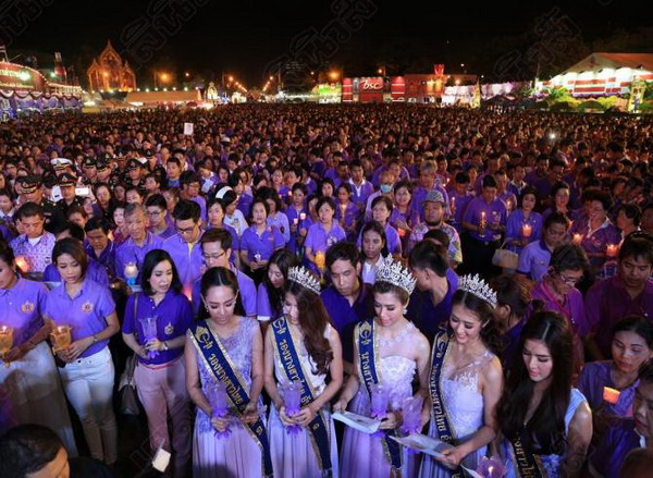 นายกฯ นำพสกนิกรจุดเทียนชัยถวายพระพร สมเด็จพระเทพฯ