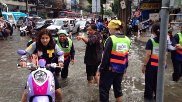 ฝนถล่มกรุงจมมิด รถติดวินาศ-ระบายน้ำไม่ทัน กทม.อ้างสาเหตุขยะล้นคลอง