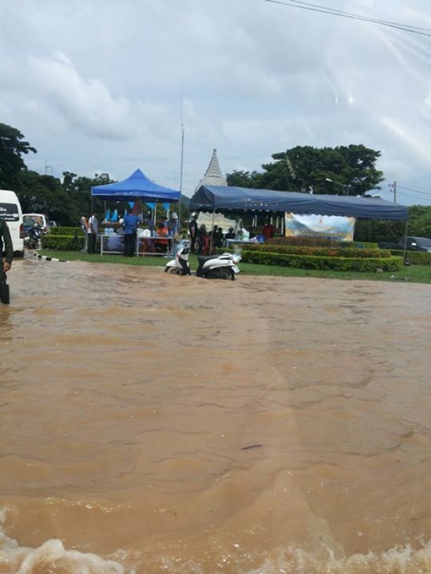 น้ำป่าทะลัก ม.แม่ฟ้าหลวง ปิดถนนชั่วคราว